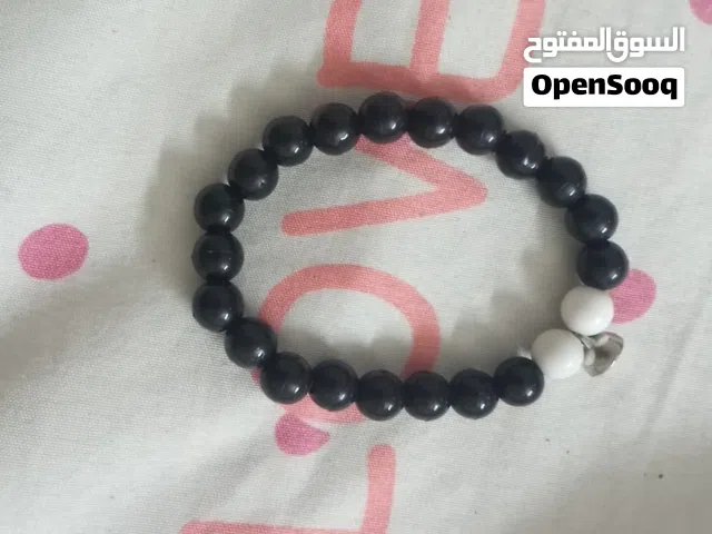 اكسسورات وسلاسل للنساء والرجال شكلها حلو وجميله وبها مغناطيس