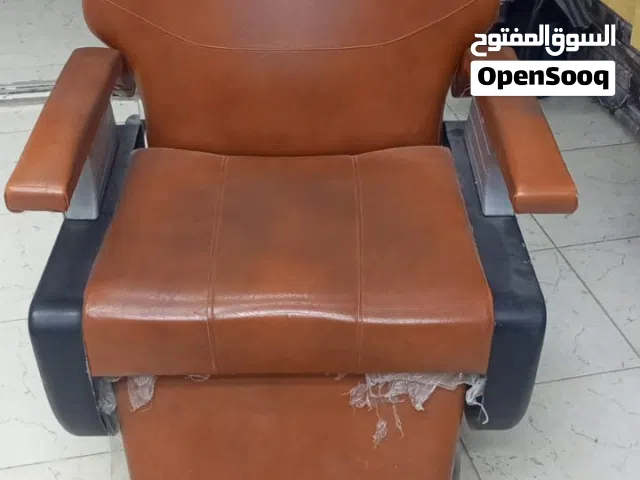 كرسي حلاقه شبه وكاله مع كاونتر للبيع