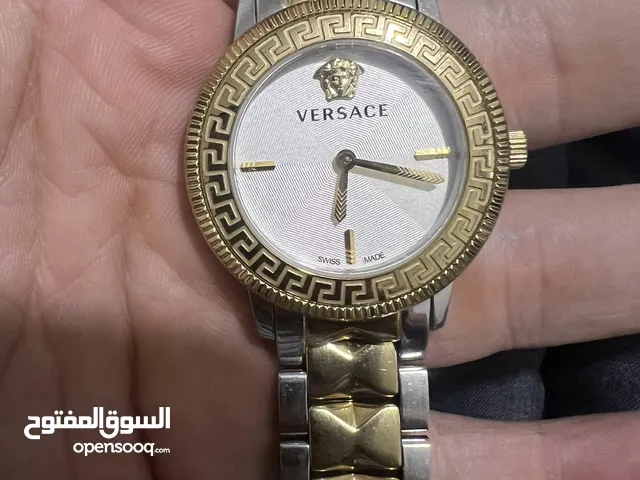 ساعة فاخرة من ماركة VERSACE الأصلية (Swiss Made)، تصميم مميز بلون ذهبي وفضي، بإطار محفور