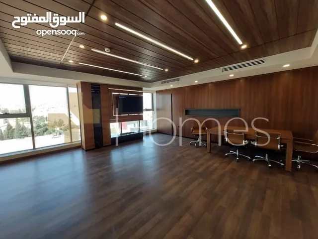 مكتب طابق رابع بواجهات زجاجية للايجار في شارع مكة، مساحة المكتب 360م