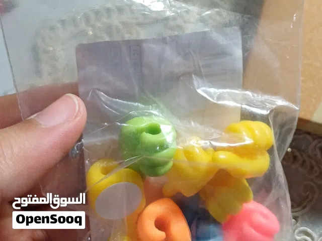 حامل أسلاك على شكل يد يلصق على الطاولة او الحائط