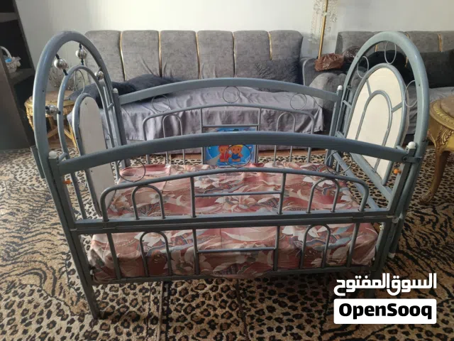 سرير أطفال حديد