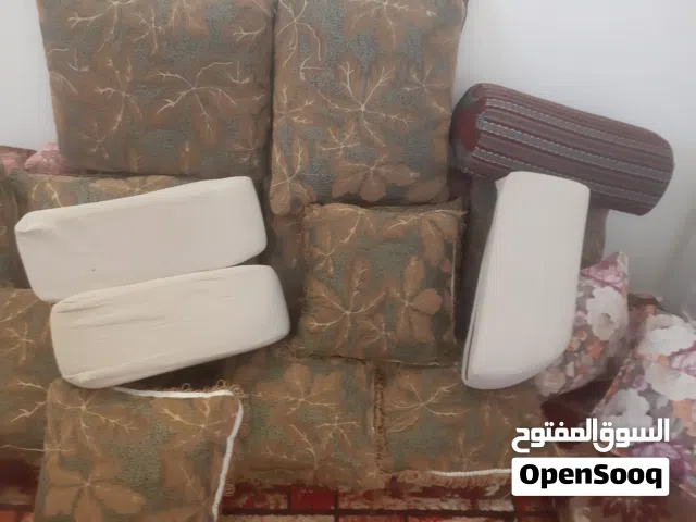 مساند  مستعملات بحالة ممتازة..وطرف جلسة جديد نشاف الربيع ممتاز للبيع