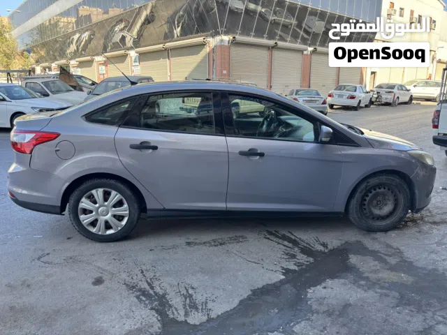 2012 فورد فوكس Standard