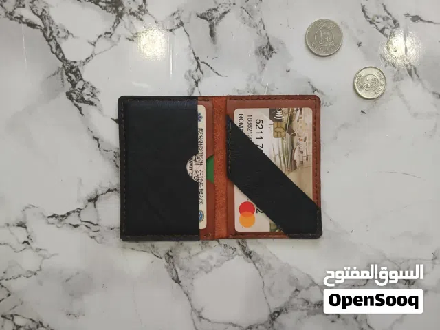 محفظة جلد طبيعي هاند ميد بتصميم عصري ثنائي اللون لحمل الكروت بأناقة