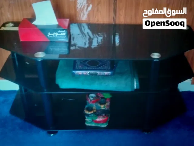 طاوله تلفاز نظيفه لا يوجد فيها شيئ شبه الجديدة من اكسترا مشتريها قبل باشهر بي 45 ريال