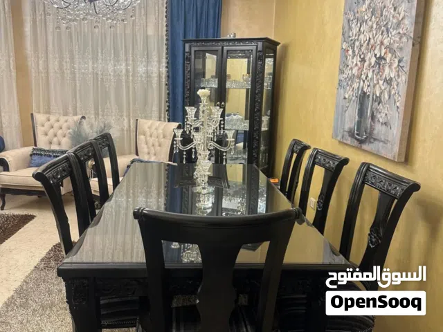 غرفة سفر و توابعها تشمل طاولة السفرة 8كراسي و دنسوار وفضيه الغرفه كامله تفصيل خشب ممتاز غير تجاري ..