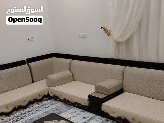 جلسات ارضيه مع 4 طلباتها طولها 11 متر مع تلبيسه مقاربة للون الجلسة تكفي صاله 4 ×5 موقع البصرة القبلة