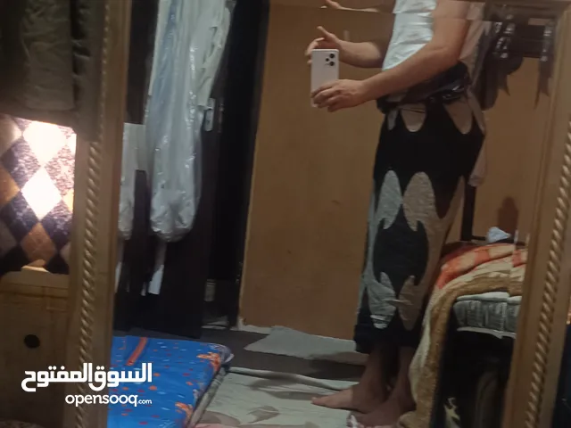 للبيع كنبه نفرين ومرايه متر في 70وطاوله احذيه