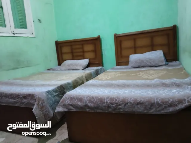 غرفة فى شقه مفروشه بها سريرين للايجار بالشوربجى خلف جامعة القاهرة الجيزة