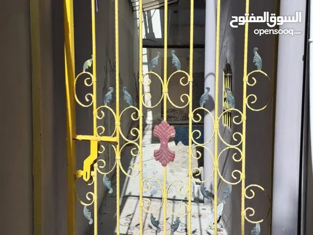 بوابة حديد أنيقة للبيع – حالة ممتازة  بوابة حديد بتصميم كلاسيكي جميل، قوية ومتينة، مناسبة للمدا