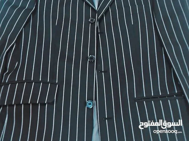 بدلة رسميه ملبوسه لبسة وحده فقط مع قميص للبيع بسعر حرقققق 18 دينار قابل للتفاوض بشي بسيط
