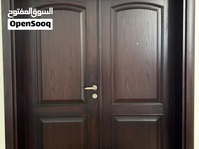 باب خشب بلوط درفتين بحالة جيدة جدا للبيع بسبب تركيب باب امان