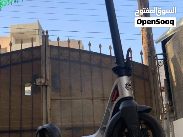 سكوتر كهرباءي شحن. Ninebot Segwayشكل مميز قابل ل الطي الو حجم اصغر