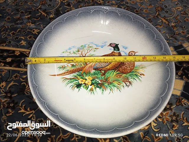 صحن ايطالي قديم  فيه شرخ بسيط كما موضح في الصورة  15دينار