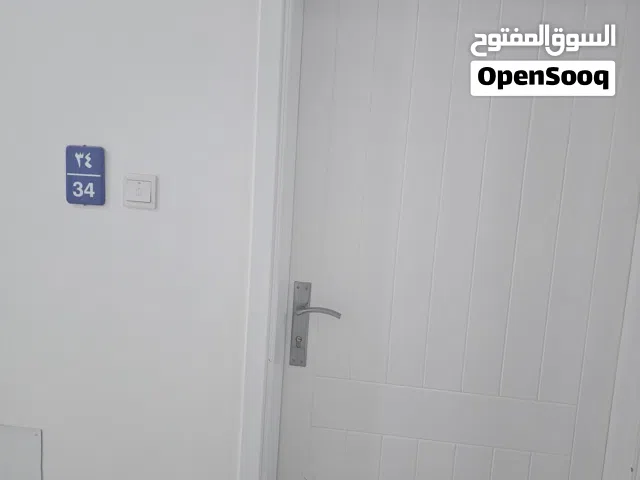 شقه في برج النخله مكونه من 2 غرف وحمامين وصاله ومطبخ في الدور الثالث يوجد مصعد وحارس امن