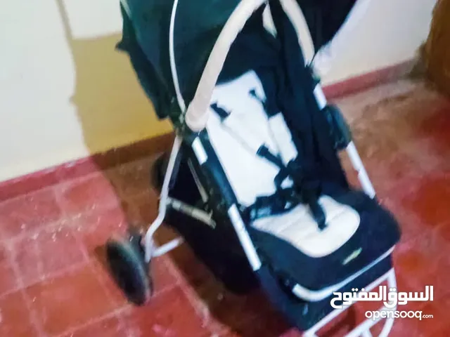 عربة أطفال مستعملة