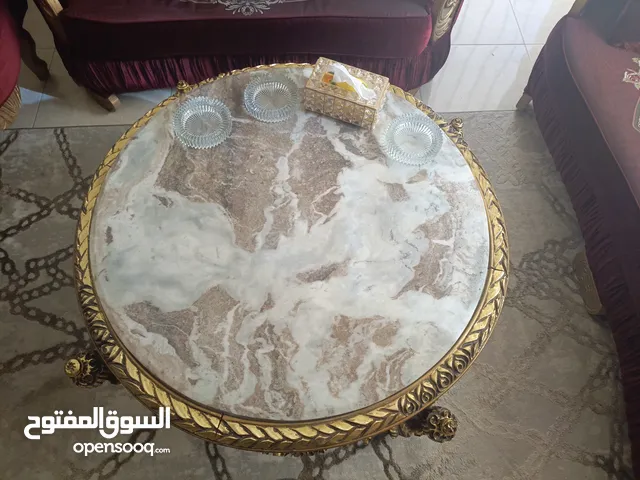 طاوله روخام نضيفه جدا ذهبيه 1كبيره 2صغيره البيع مستعجل للببعت ما بقصر معو