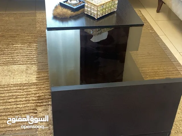 طاولة وسط لون بني محروق استعمال بسيط