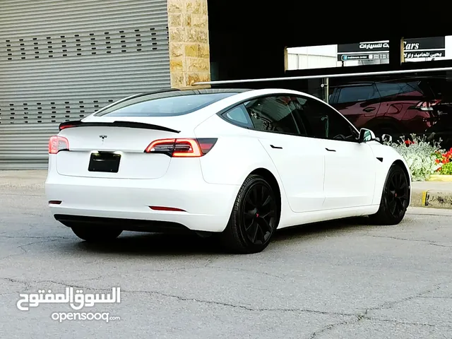 تيسلا 2022 model 3 فحص كامل 4 جـــيـــد بدون ملاحظات بودي (كرت ابيض) بحالة الوكالة بسعر لقطة ومحرووق