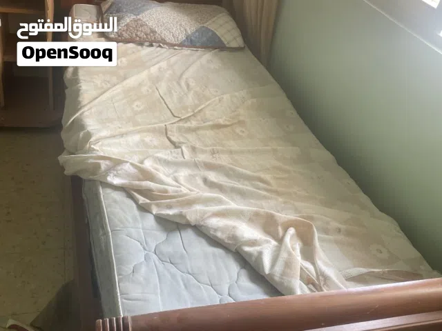 سرير تخت مفرد مع فرشة بحالة ممتازة