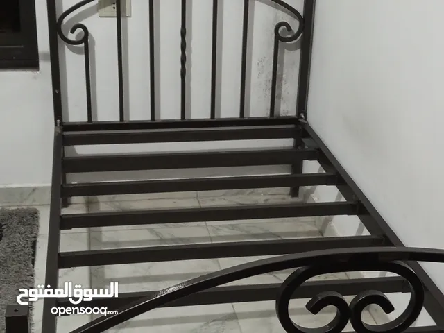 سرير حديد ثقيل للبيع
