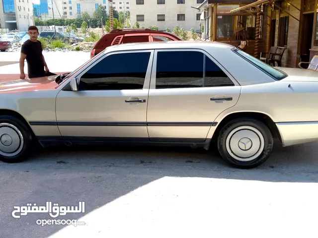 مرسيدس بنز E200 1988