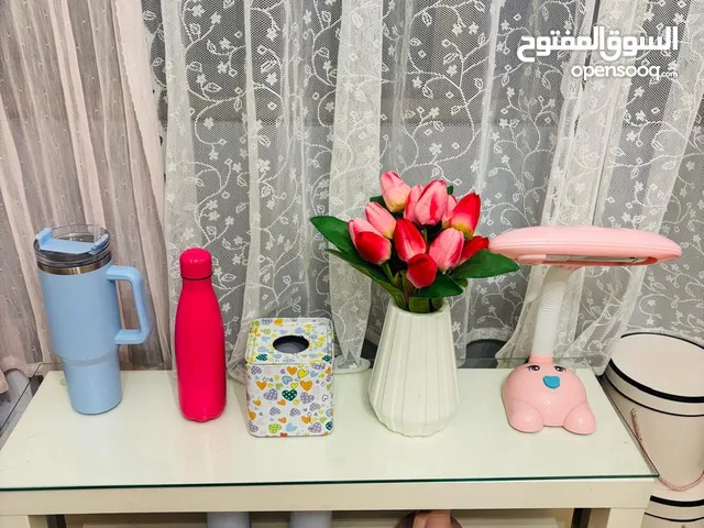 طاوله تلفزيون صغيره مع زجاج بحالة ممتازة جدا
