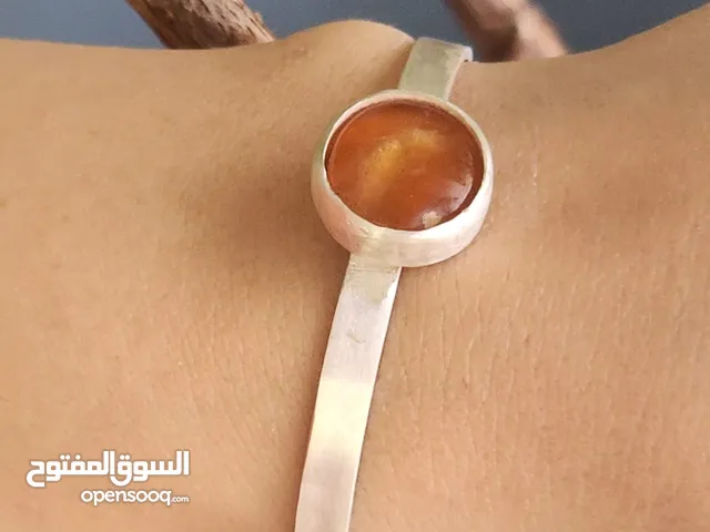 سوار فضة يدوي بحجر عقيق أصلي في الوسط، رمز التفرّد والجمال الطبيعي والفن الأصيل