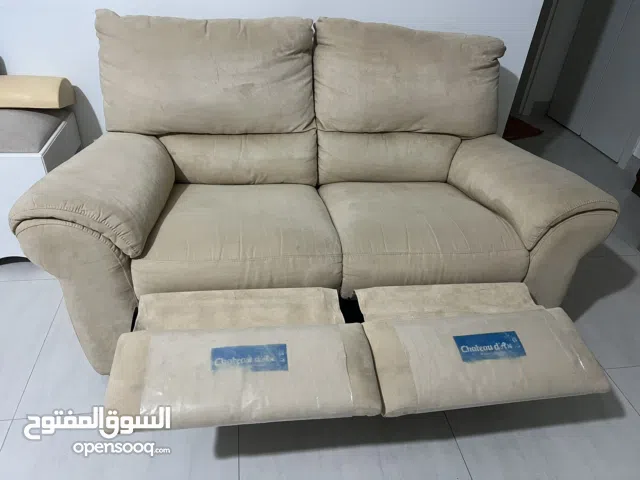 كنب وطاولة الطعام وطاولة مستعملة مدة قليلة