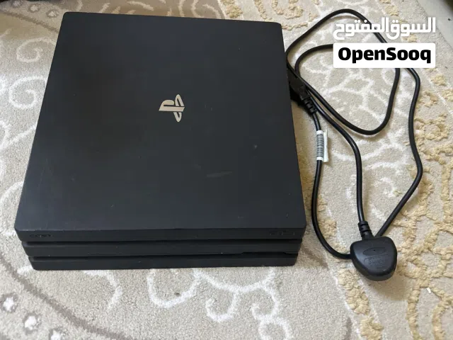 بلاستيشن 4 pro بحاله ممتازه جدا مع ثلاث اجهزه و مع شريط كراش