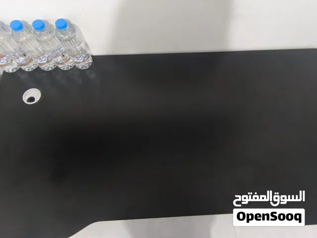 طاوله للبيع معاها الكرتونه وكامل الاغراض شبه جديده استعمال خفيف جدا