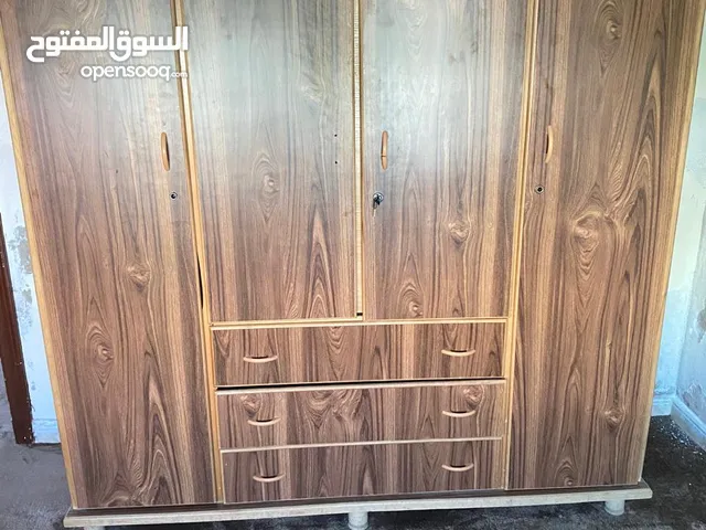 خزانه ملابس خشب زان اصلي شبه الجديده لون بني جميل جدا وايضا لا يوجد فيها أي خدش السعر:80د