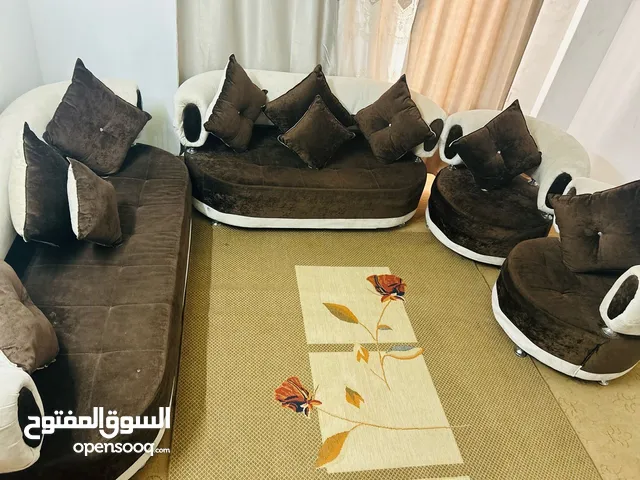 غرفة جلوس بحالة جيدة