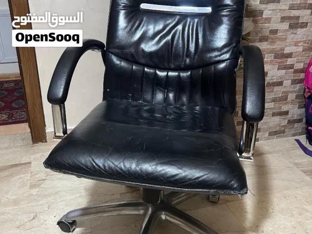 كرسي مكتب دوّار مريح قابل للرفع والانخفاض والإرجاع للخلف – جلد أسود أنيق بحالة جيدة