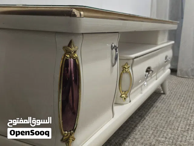 ميز تلفزيون خالي من اي ضرر