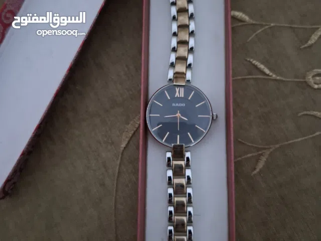 ساعة نسائية انيقة للبيع - ستايل راقي كستك ذهبي لامع، مكتوب عليها Rado (تقليد راقٍ غير أصلية)