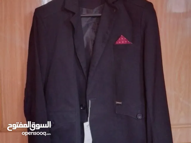 "جاكيتات فاخرة للرجال - اجعل إطلالتك مميزة" "جاكيت رسمي أنيق - لمسة من الفخامة" "جاكيت رسمي للرجال