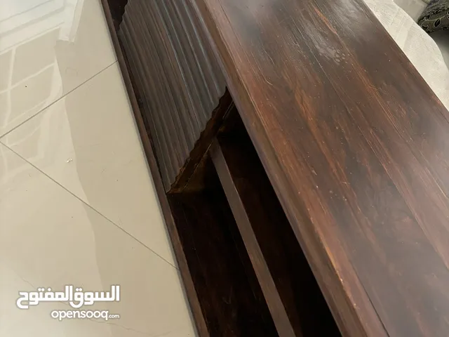 طاوله انتيكا خشب صولد تحت التلفاز