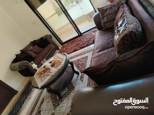 طقم كنابيات مع الطاولات للبيع بسعر مغري وحاله جيده للتواصل اتصل على هذا الرقم