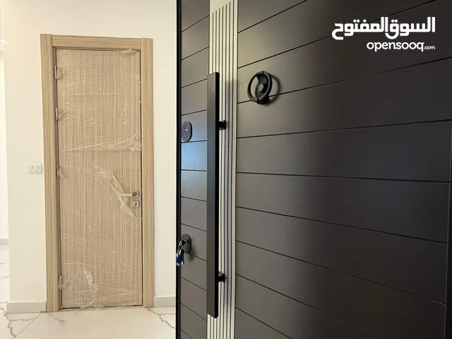 شقة طابق الثالث مع رووف وترس سوبر ديلوكس في أجمل مناطق منطقة الجبيهة / صافوط