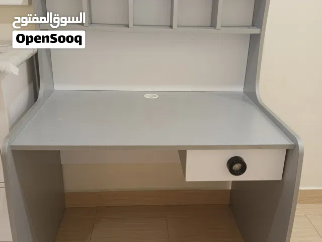 للبيع طاوله للدراسه و اطباق بنفس الشكل