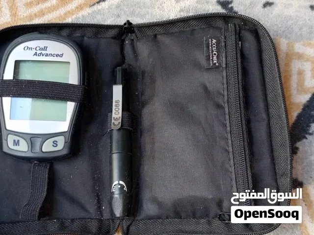 هذا الجهاز الظاهر في الصورة هو جهاز قياس السكر في الدم On Call Advanced، يُستخدم لفحص مستوى الجلوكوز