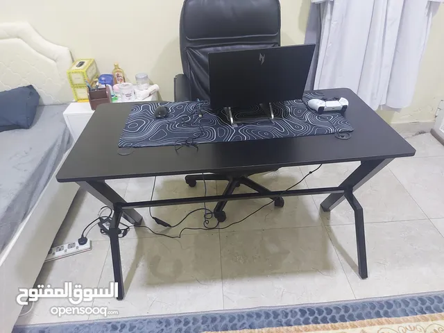 طاولة جيمنج ( طاولة سليمة 100% ) استعمال بسيط جدا