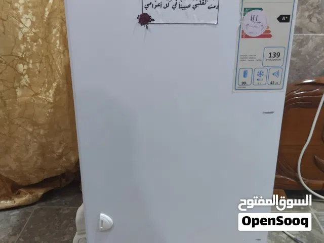 ثلاجه نضيفه وشغاله ومبيهه اي عطل