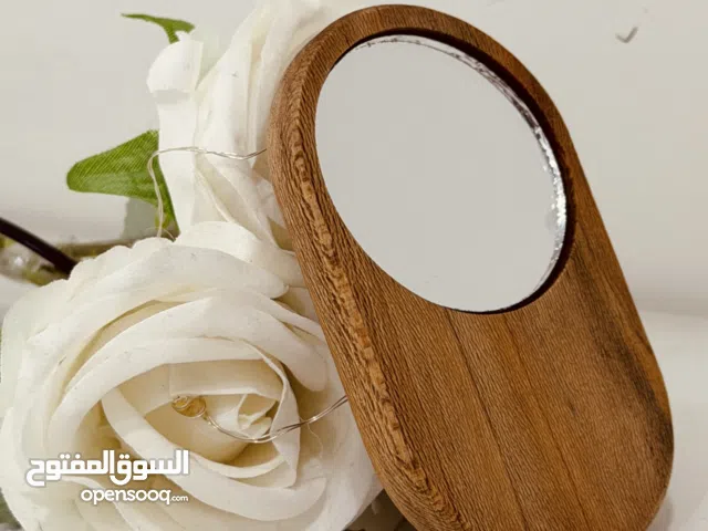 مرايا خشبية صغيرة