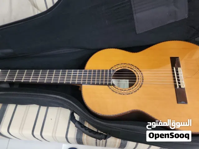 جيتار صناعة يدوية