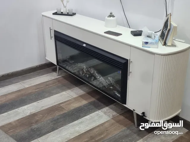 طاولة تلفزيون مع مدفاة للبيع