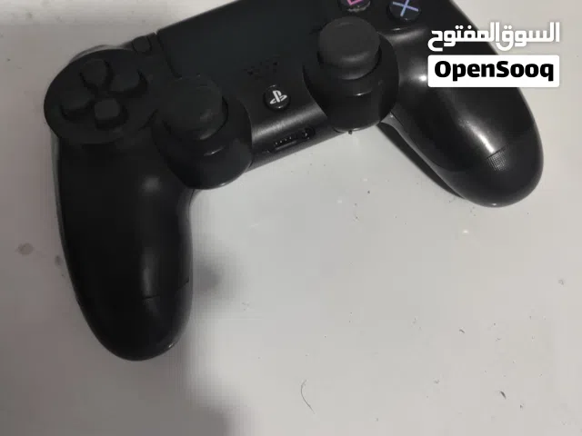 PS4 مستعمل للبيع  وجويستيك وقرصين