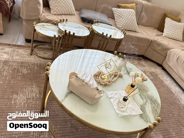 طاولات رخام وسيكوريت وارجل ستانلس شبه جديد